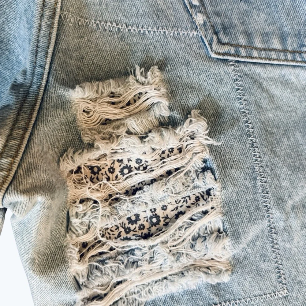 Vintage High Rise Zip Code Mom Jeans Sz 5/6 Distressed Embroidered Flowers Y2K